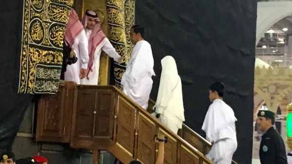 President Joko Widodo entering the Kaaba in Mecca, Saudi Arabia. Photo: Twitter/@pramonoanung