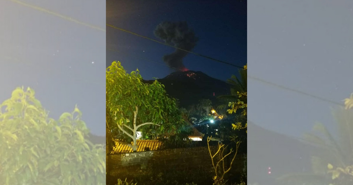 Bali’s Mount Agung volcano erupted again twice on Sunday, April 21, one early in the morning and another later in the evening. Photo: Twitter/@Sutopo_PN