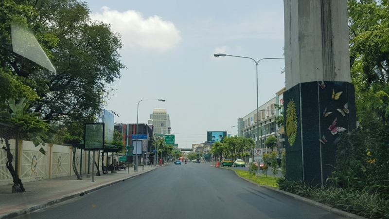 The empty Charoen Phon Intersection in Pathum Wan district. Photo:@Nrn26421599 / Twitter
