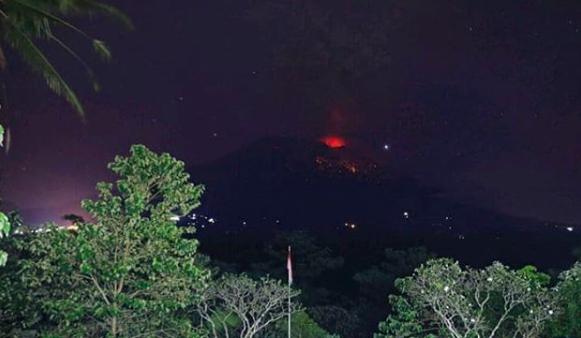 Mount Agung eruption, 4/4/2019. Photo via @denpasar.viral