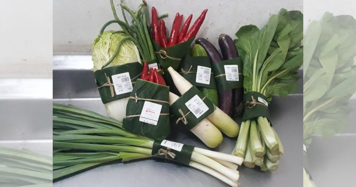 A Bali supermarket chain, Bintang Supermarket, recently switched from using plastic bags to banana leaves to wrap their vegetables. Photo: Facebook/Bintang Supermarket