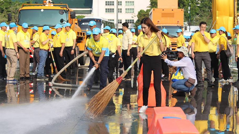 Government workers and volunteers scrubbing Bangkok clean. Photo: Phalang Pracharath Party/ Facebook