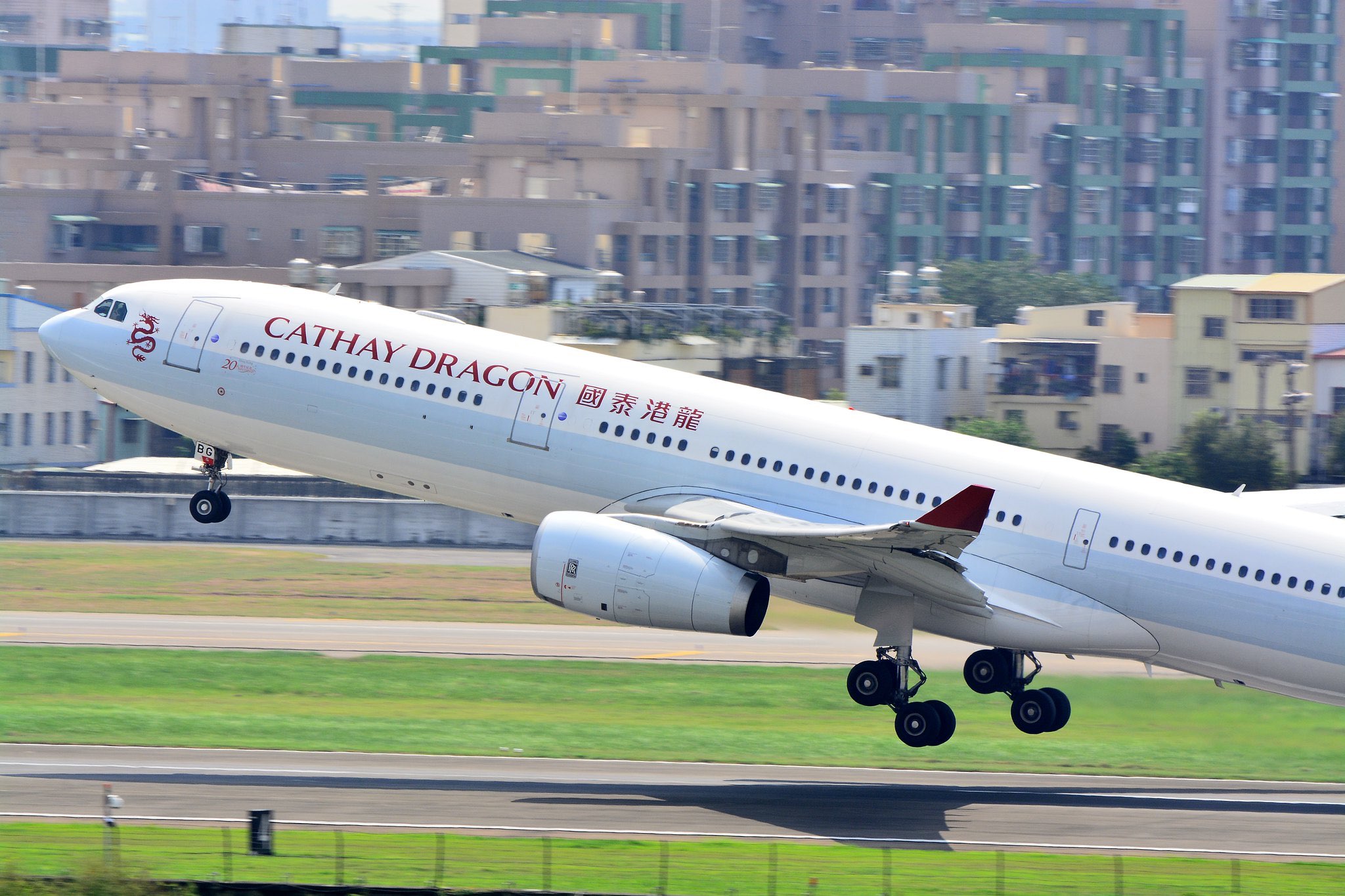 A Cathay Dragon jet takes off in 2017. A Cathay Dragon flight from Taiwan to Hong Kong was forced to make an emergency landing today after experiencing a technical issue with one engine. Photo via Flickr/Chung ChengYen.