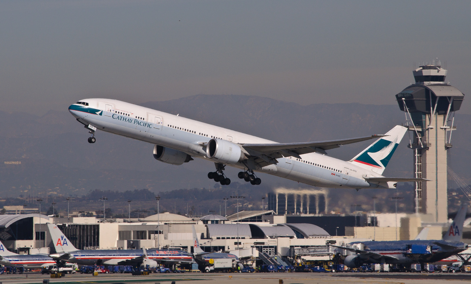 A Cathay Pacific flight takes off for Hong Kong from LAX in 2013. Photo via Flickr/InSapphoWeTrust.