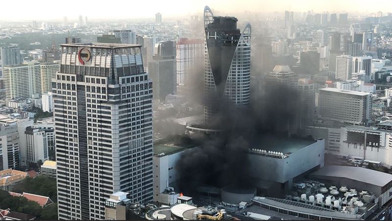 Smoke pours out of the CentralWorld shopping mall complex Wednesday in Bangkok. Photo: Noeyskt / Twitter
