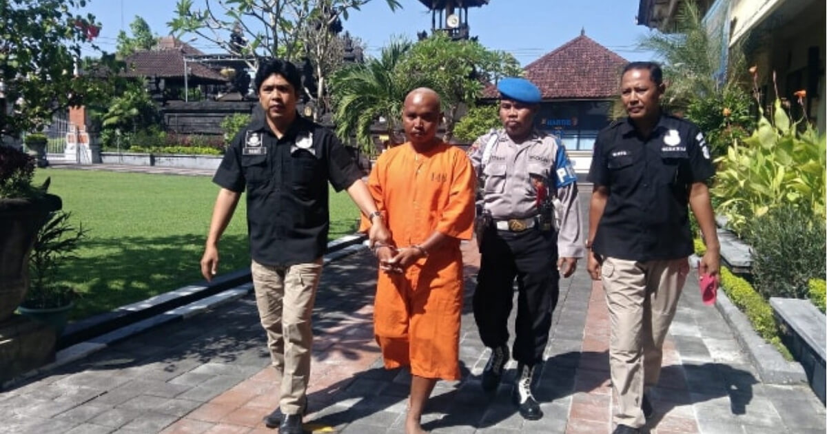 Sexual harassment suspect Mohamad Toha, wearing the prison uniform, was escorted by police officers to jail after a press conference. Photo: Denpasar Police Deputy Chief Benny Pramono