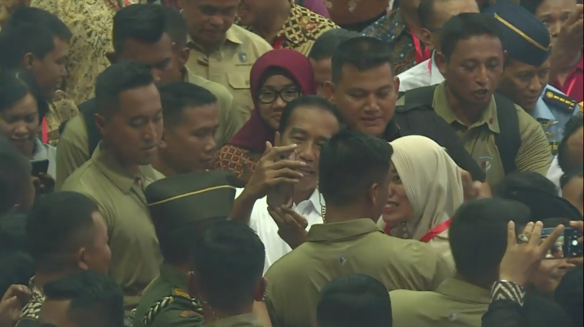 Joko Widodo poses for photos with his adoring female fans. (Photo: YouTube screengrab / AFP)
