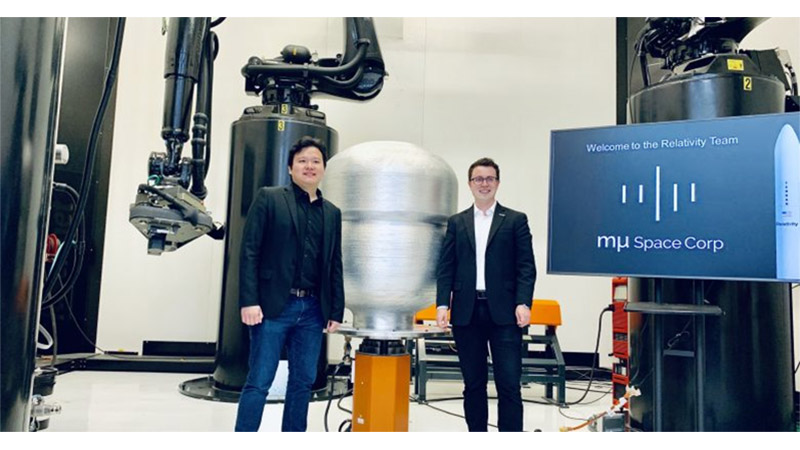 Mu Space CEO James Yenbamroong and Relativity's Tim Ellissign a contract together. Photo: Relativity