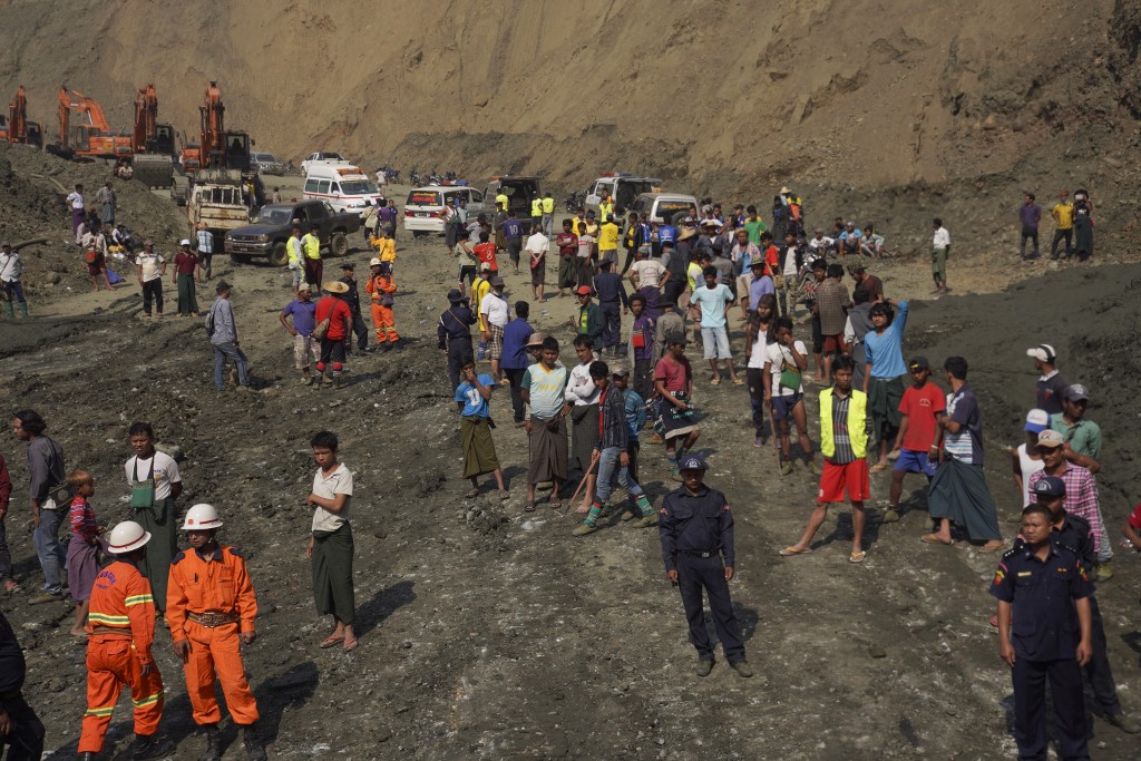 Search and rescue personnel and locals gather at a jade mine following a landslide in Hpakant, Kachin state, on April 23, 2019. More than 50 people were feared dead after a landslide in northern Myanmar engulfed jade miners while they were sleeping, local police said. (Photo by stringer / AFP)