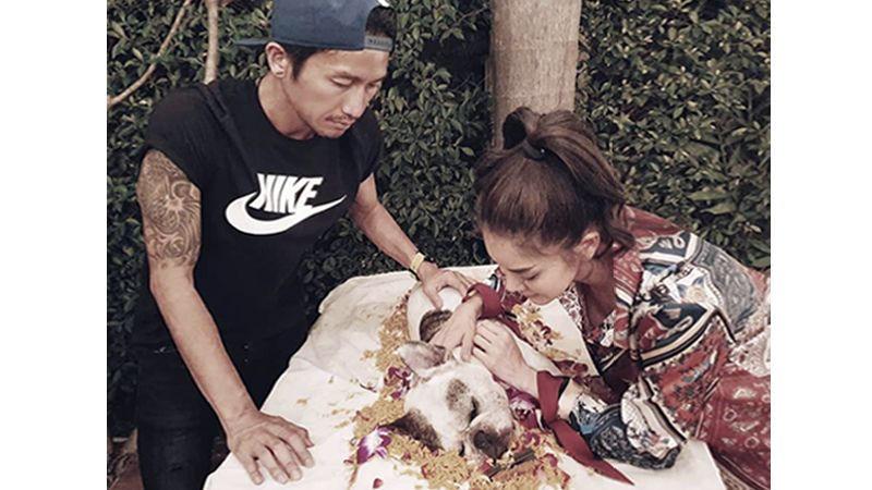 Famed rocker Athiwara “Toon Bodyslam” Khongmalai and actress girlfriend mourning their french bulldog, Somkid who died of heat stroke on Friday. Photo: Rachwin Journey/ Facebook