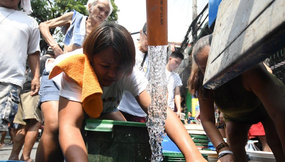 Residents in Mandaluyong City line up to collect water in March this year. Photo: Mark Demayo/ABS-CBN News. 