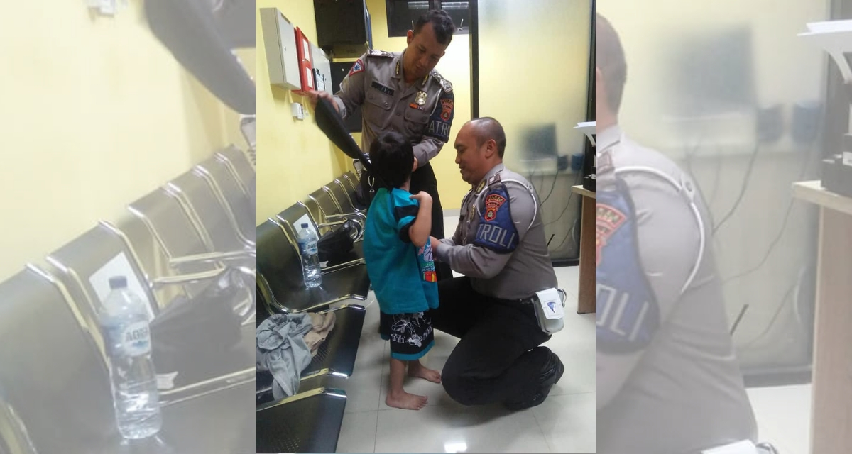 Badung Police has been taking care of Karina’s 4-year-old son at the station. Photo: Satuan Lantas Mangupura / Facebook