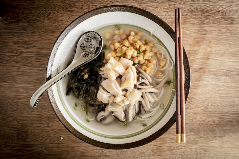 Braised chicken rice noodle in clear broth. Photo: Chuan Hung