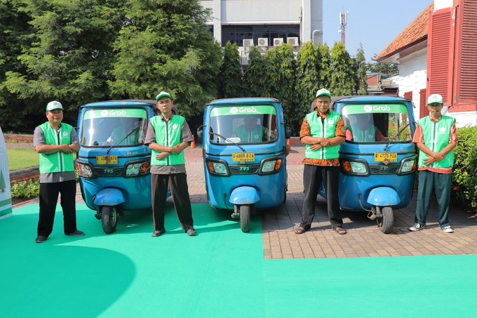 GrabBajay drivers and their vehicles. Photo: Grab Indonesia