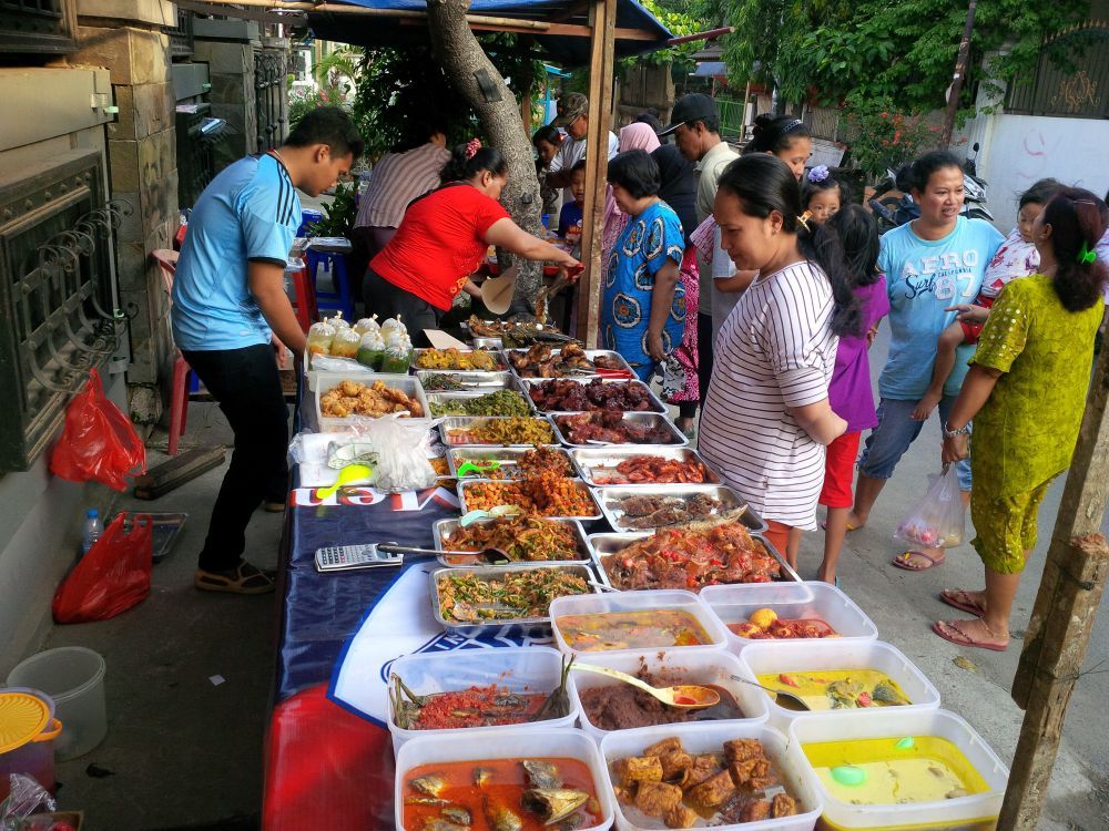 Takjil market on Soka Street, North Jakarta. Photo: Istimewa