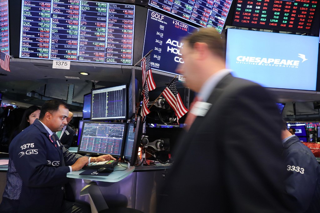 Traders on the floor of the New York Stock Exchange watch as markets fall due to anxiousness over the US-China trade war earlier this month. Photo via AFP.