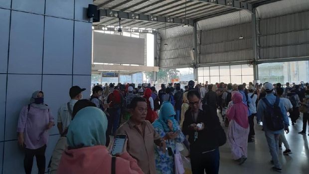 Passengers stranded at Tanah Abang railway station. Photo: Istimewa