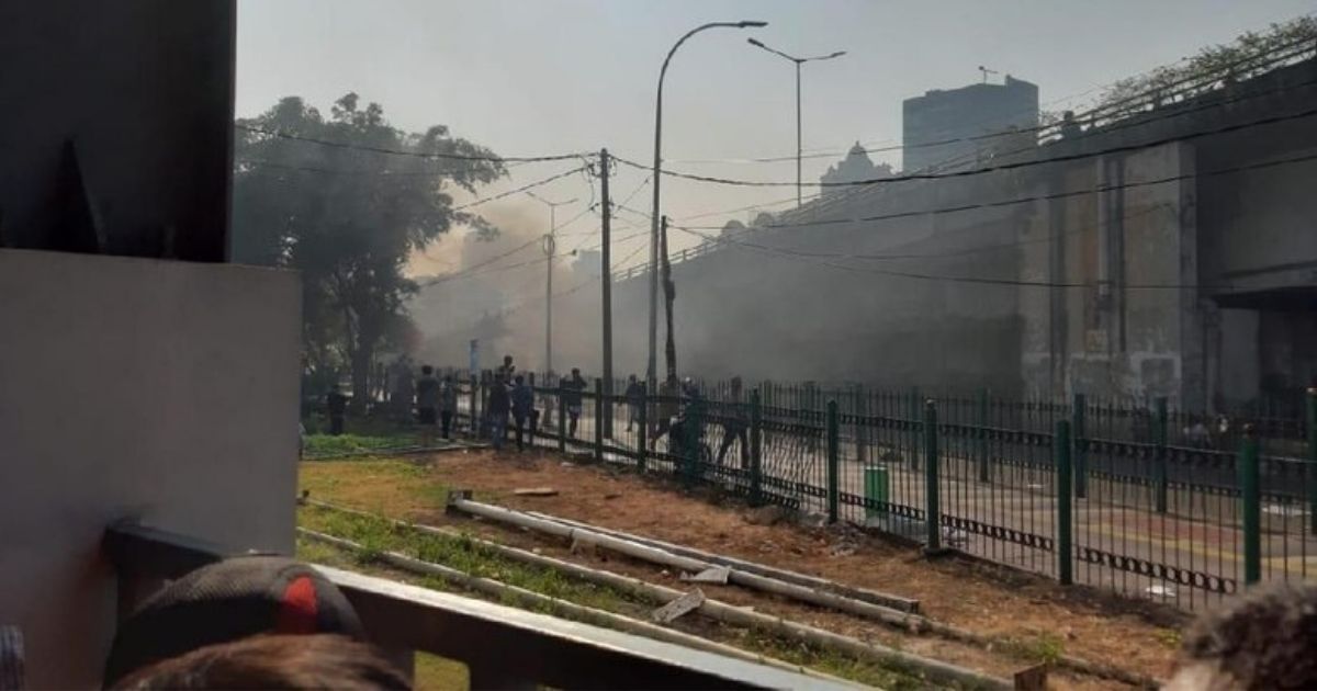 Rioters threw stone towards the Tanah Abang railway station, Central Jakarta this morning. Photo: Istimewa