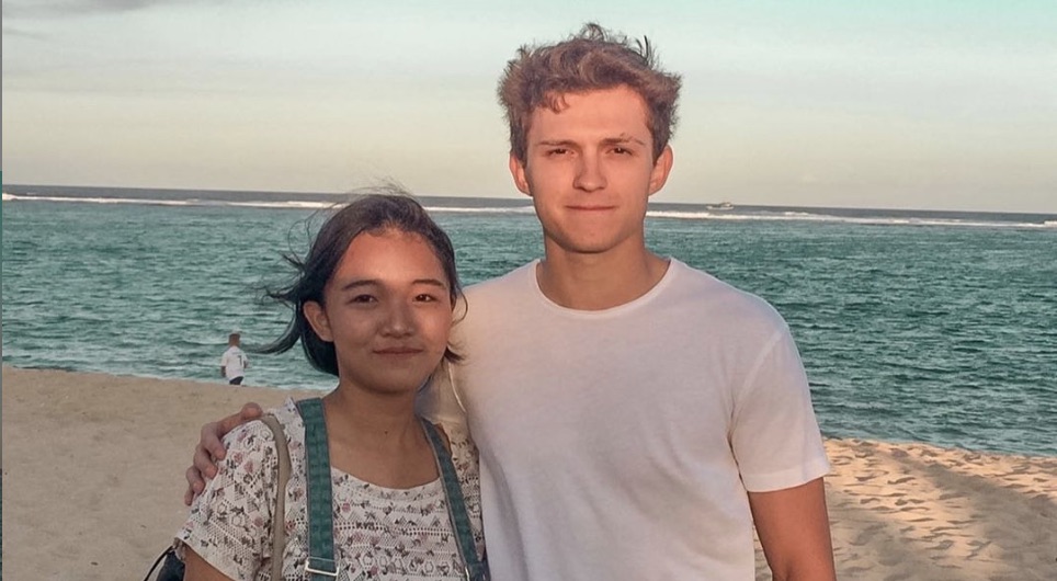 A fan posed for a photo by the beach in Bali with Spider-Man actor Tom Holland. Photo: Instagram / selviananovitaa.