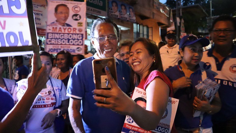 Quezon City mayoral candidate Vincent “Bingbong” Crisologo taking a selfie with a supporter during his campaign. (Photo: QC Mayor Bingbong Crisologo/ FB) 