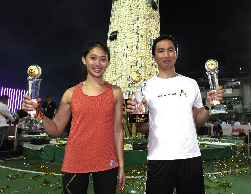 The 2019 bun scramble champs Kung Tsz-shan (left) and Kwok Ka-ming pose with their trophies following Sunday's competition. Photo via HKGov.