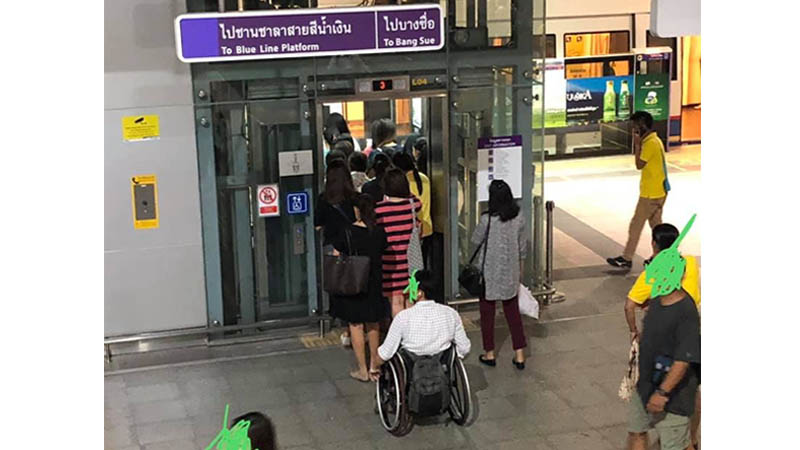 A photo showing  able-bodied Thai citizens stuffing themselves into an MRT station elevator while a man in a wheelchair is forced to wait has gone viral. Photo: Wan Tulyada/ Facebook
