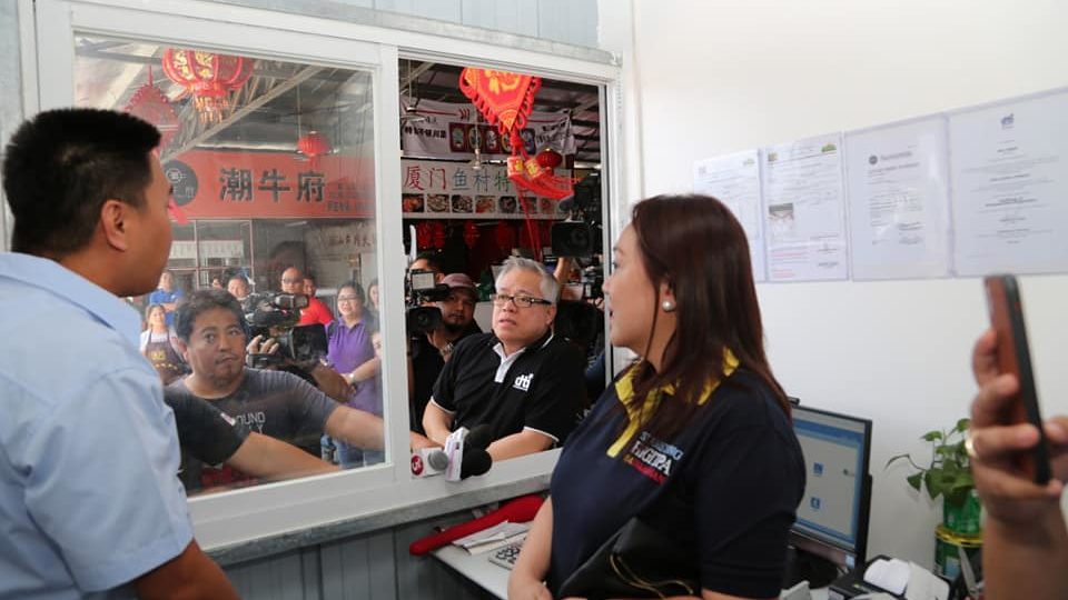 DTI Secretary Ramon M. Lopez inspects stalls in China Food City. (Photo: DTI Secretary Ramon M. Lopez/FB)
