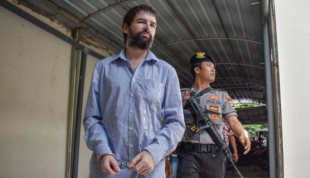Frenchman Felix Dorfin (L) arrives at a court in Mararam on the resort island of Lombok on May 20, 2019. – An Indonesian court on May 20 sentenced Frenchman Felix Dorfin to death for drug smuggling, in a surprise verdict after prosecutors asked for a 20-year jail term. (Arsyad Ali/AFP