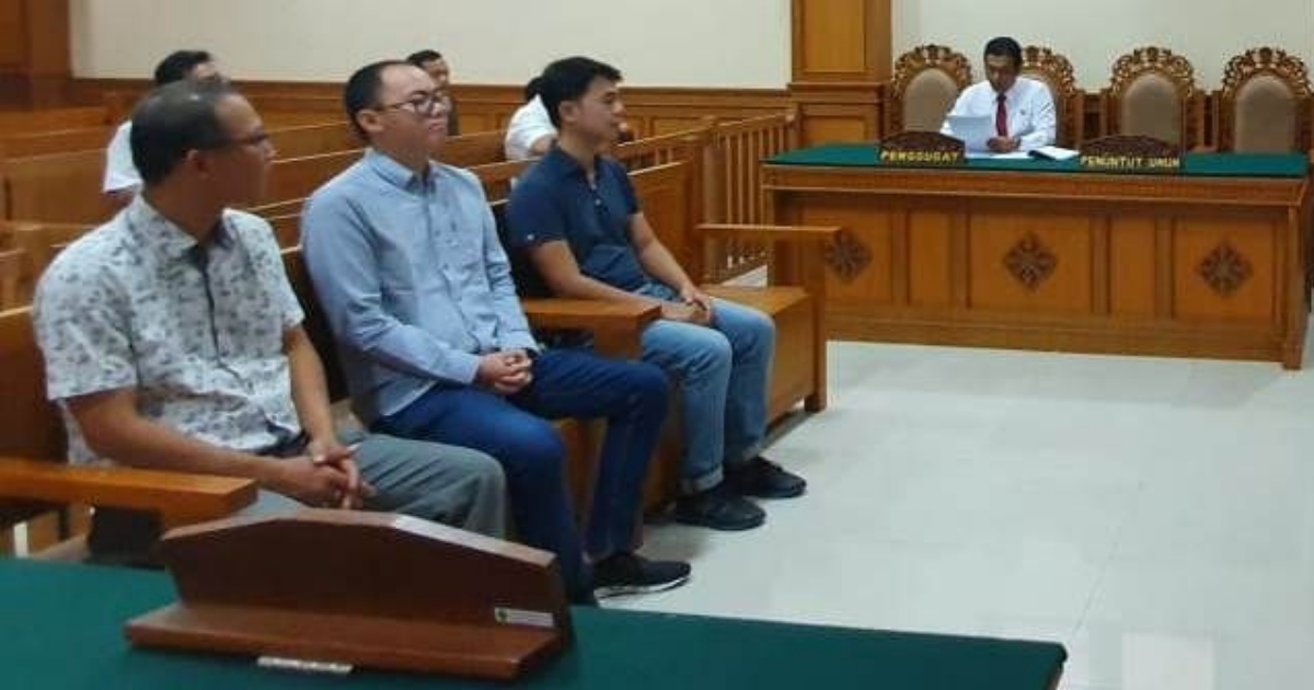 The three unlicensed tour guides during their sentencing hearing at Gianyar District Court, Wednesday. Photo: Istimewa