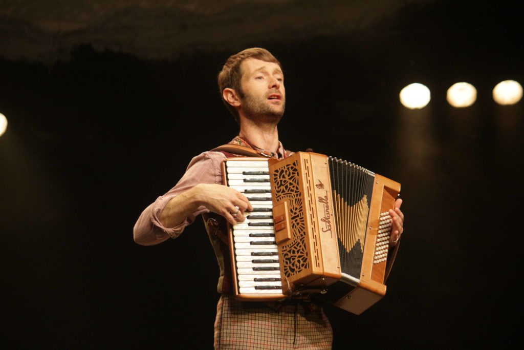 Folk musician Ben Murray performs a song from the show War Horse. Photo by Vicky Wong.