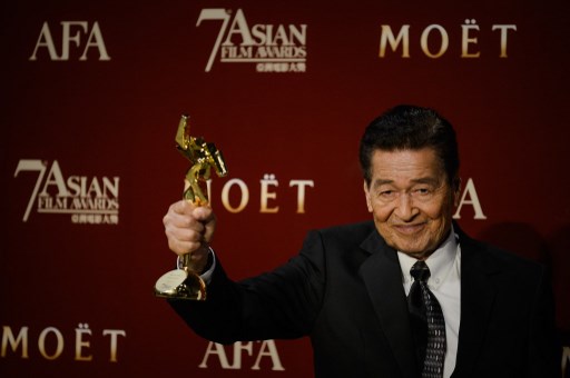 Eddie Garcia poses with his Best Actor award at the 7th Asian Film Awards in Hong Kong on March 18, 2013. (Photo: Philippe Lopez/AFP)