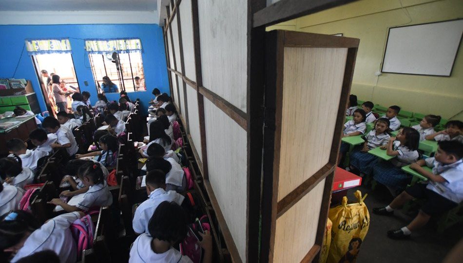A classroom has been divided into two to accommodate elementary school students in Antipolo City. Photo: Mark Demayo/ABS-CBN News