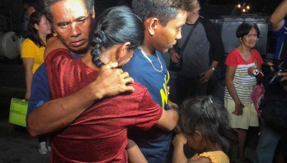 The Filipino fishermen whom the Vietnamese rescued at sea in a reunion with their families. <i></noscript>Photo: Jeff Canoy/ABS-CBN News</i>