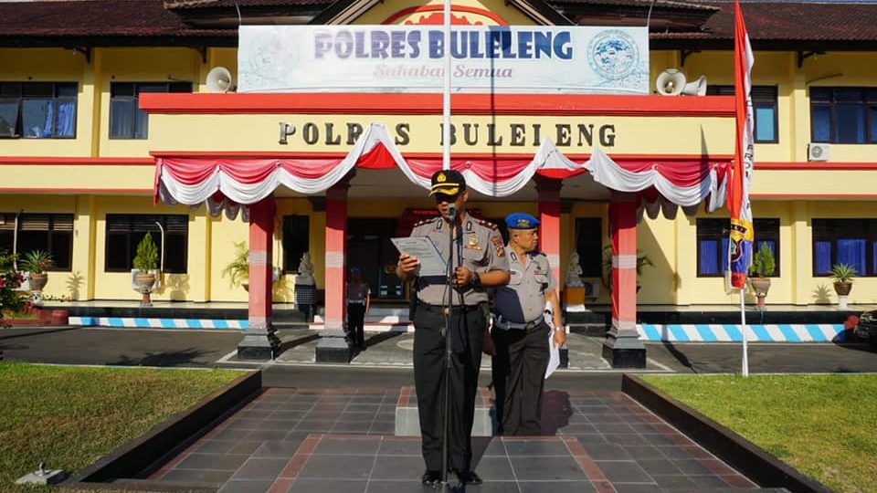 A policeman stands in front of the Buleleng Police station. Photo: Polres Buleleng / Facebook