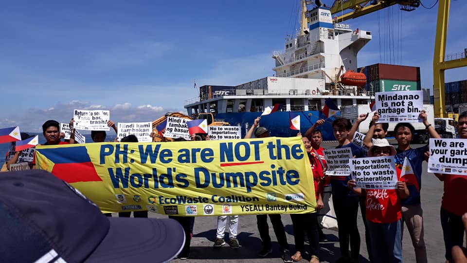 Activists protest other countries’ illegal dumping of waste in the Philippines as the nation sent a shipment of trash back to Hong Kong. (Photo: EcoWaste Coalition/FB)