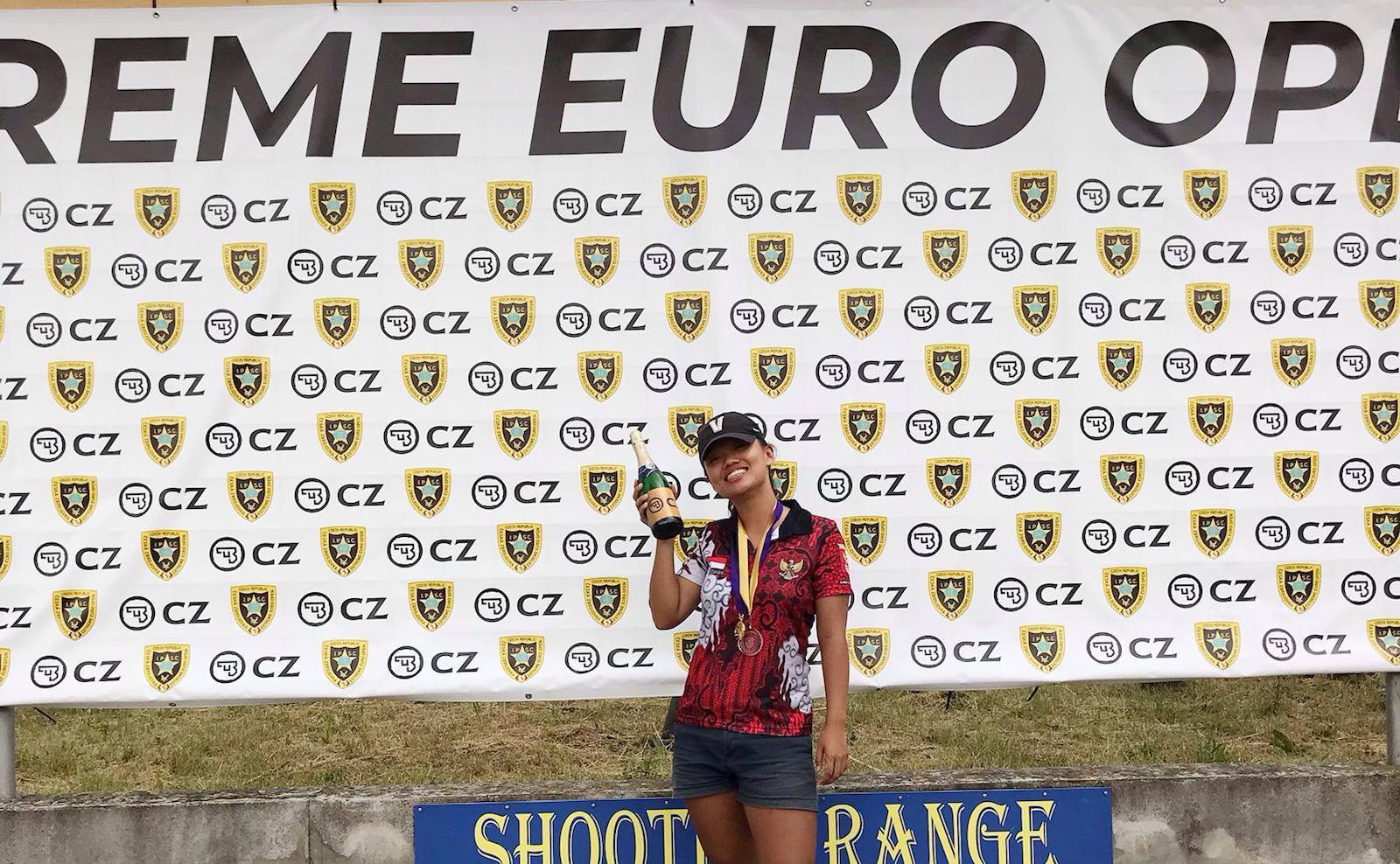 Sarah Ayu Tamaela, a young shooting athlete from Bali, won the Lady Open and Shoot Off categories at the 2019 CZ Exreme Euro Open. Photo: Humas Polda Bali / Facebook