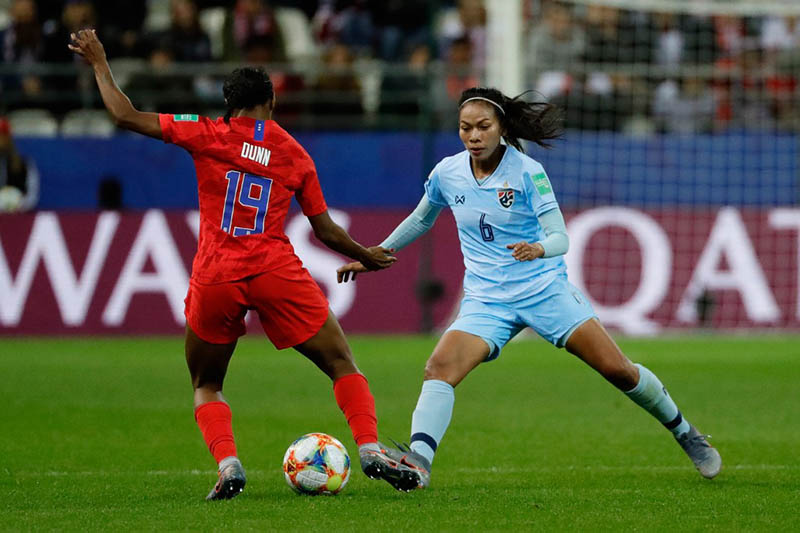 American defender Crystal Dunn, at left, vies for the ball with Thai midfielder Pikul Khueanpet during the France 2019 Women’s World Cup Group F football match Tuesday at the Auguste-Delaune Stadium in Reims, eastern France. Photo: Thomas Samson / AFP