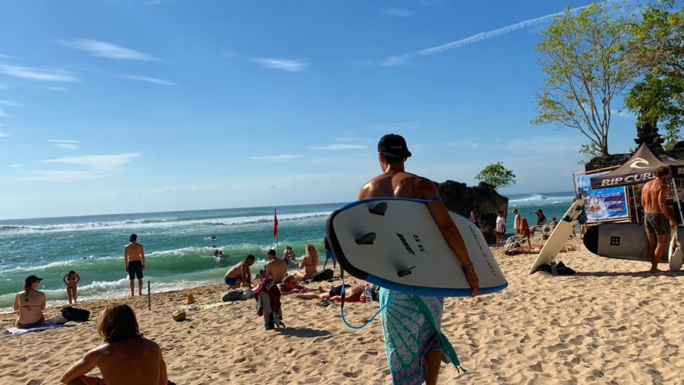 Siwon Choi of Super Junior posted a photo of himself carrying a surfboard by the beach on June 13. Photo: Siwon Choi / Twitter
