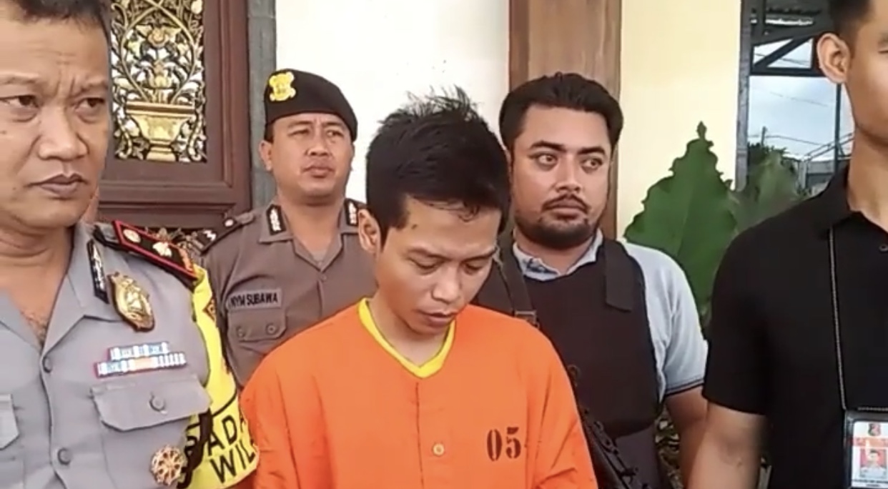 File photo of Adi Aprianto after he was arrested by the Bali Police. Photo : balipost_com / Instagram