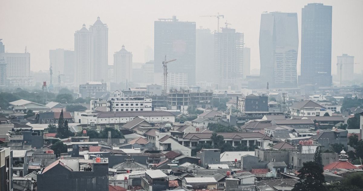 Smoggy Jakarta. Photo: Twitter/@piokharisma