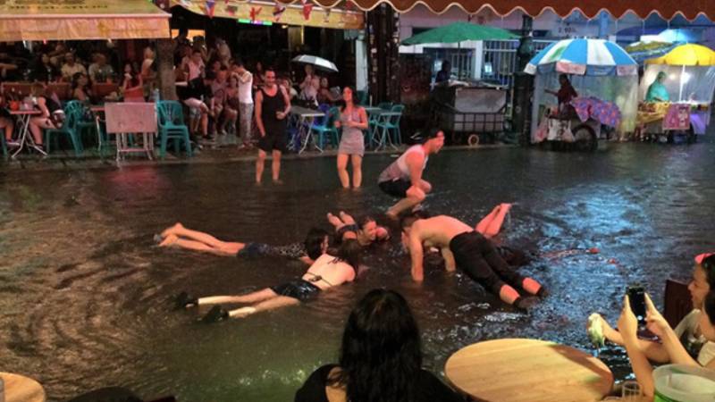 A group of foreigners “swim” in the middle of a flooded Khao San Road  in 2016. Photo: @Dickyman96