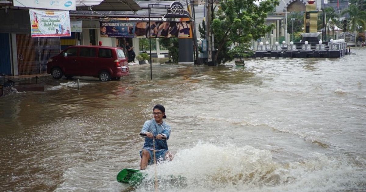 Flood sport: several youngsters in Samarinda made a viral video showing that the flooding was so bad that they could actually wakeboard on the streets of the East Kalimantan capital. Photo: Instagram/@fhri_ramadhan7
