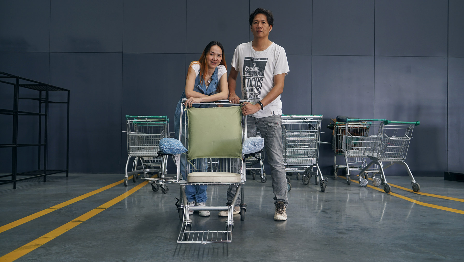 Bangkok business owners Apichai Inthutsingh and Atisanun Uengwiriyasakun turn used shopping cards into wheelchairs for the poor. Photo: Teirra Kamolvattanavith/ Coconuts Media