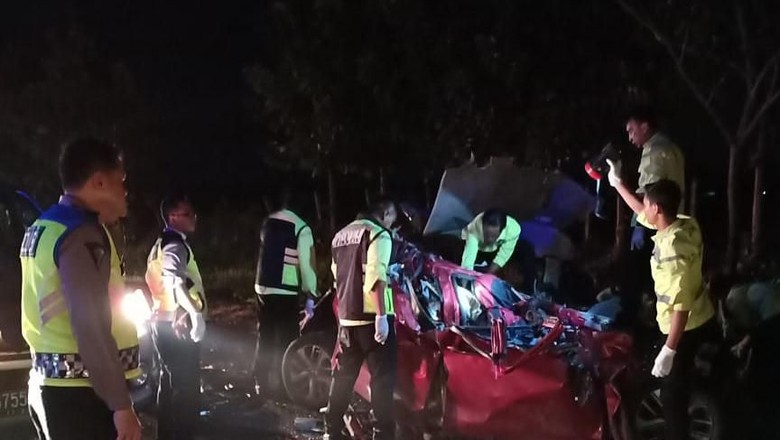 Police officers searching around site of the crashed bus. Photo: Istimewa