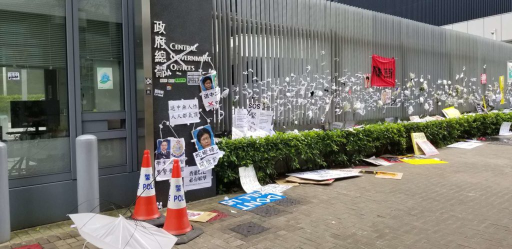 Messages and white ribbons left at the entrance to the Central Government Offices complex in Admiralty this morning. Photo by Vicky Wong.