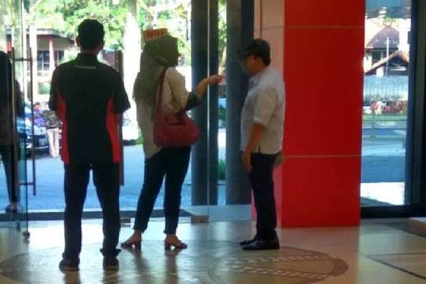 Authorities have confirmed that this photo that was shared on social media shows corruption convict Setya Novanto at a shopping center in Bandung with his wife on Friday, June 14. 