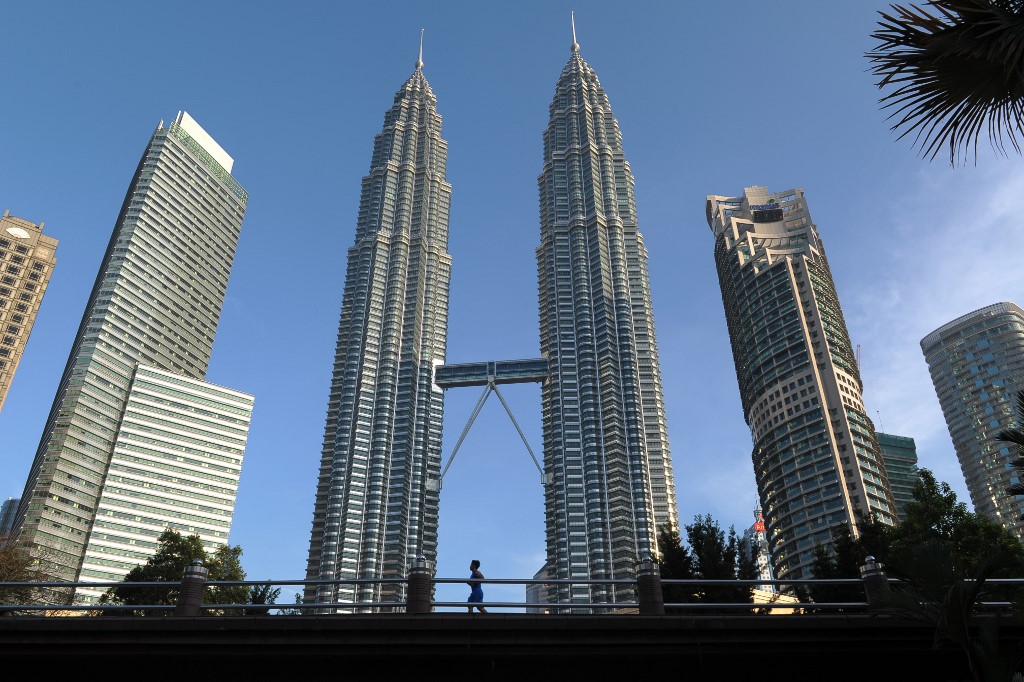 (FILES) File photo taken on June 28, 2013 of Malaysia’s landmark Petronas Twin Towers in Kuala Lumpur. – Argentinian-US architect Cesar Pelli, designer of the towers, passed away on July 19, 2019 at the age of 92. (Photo by Mohd RASFAN / AFP)
