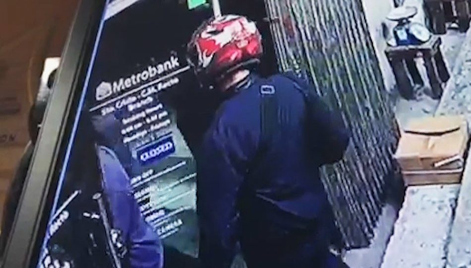 A screenshot from the CCTV video showing the robbers entering Metrobank Binondo yesterday morning. <i></noscript>Photo: ABS-CBN News</i> 
