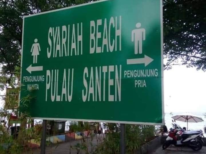 Photo of the sign at the gender-segregated Santen Island Sharia Beach in Banyuwangi. Photo: Arie Infernum El-Nashhara / Facebook