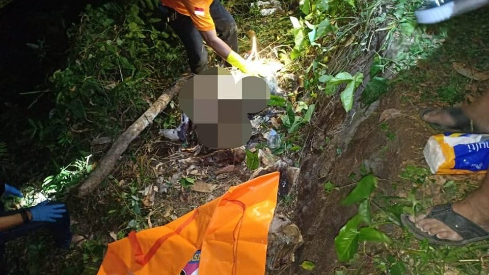 Police in Tabanan yesterday said the corpse of a woman was found inside a cardboard box in the backyard of a local resident. Photo: Polres Tabanan / Facebook